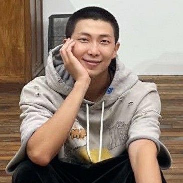 uarmyxtar's tweet photo. Liat langit biru, ingat namjoon. 😌🥰

#SKYFORRM
#BTSRM #방탄소년단RM #김남준 https://t.co/VEkVPo9MCG