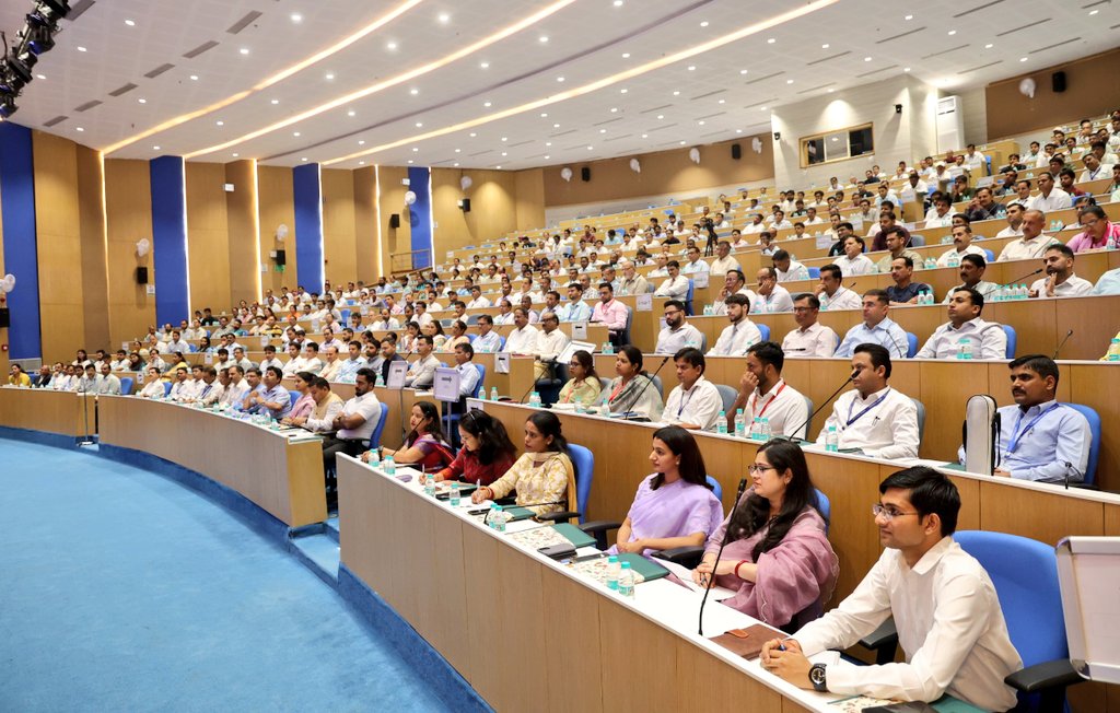 #CEC Gyanesh Kumar addresses the inaugural session of #ECI’s two-day training programme for BLOs &amp; BLO supervisors of #HimachalPradesh, #Rajasthan, #Uttarakhand and #UttarPradesh.

353 grassroots election officials take part in the training at IIIDEM, Delhi.