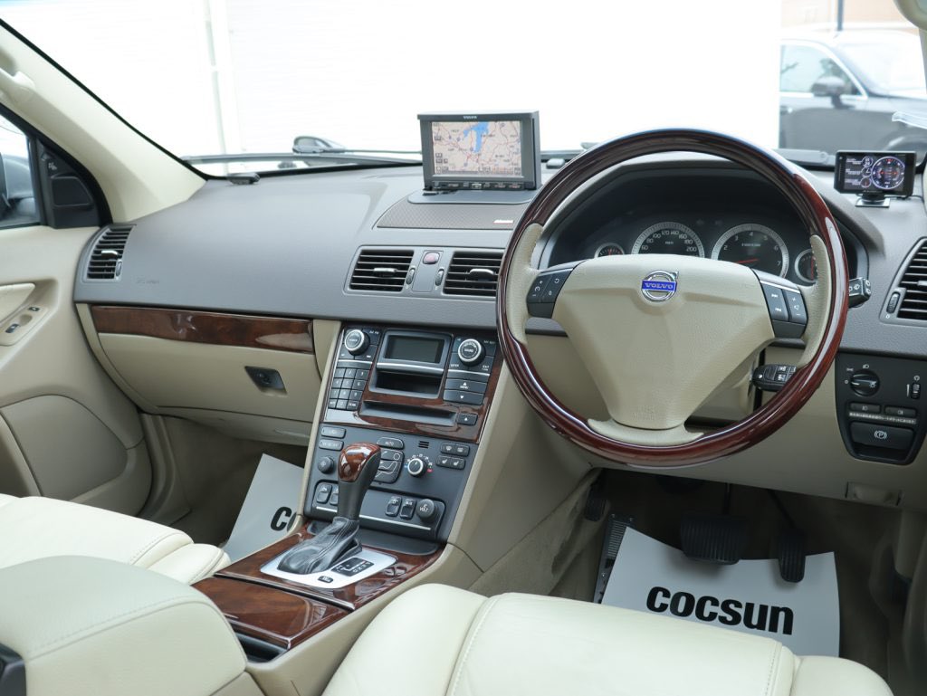 cocsun_volvo's tweet photo. ボルボの秀逸なエンジン、ヤマハ発動機製の4.4L V8エンジンを搭載した特別な275型XC90 V8 TEが入庫しました。

走行距離は僅か20,100km！
以前に当社が販売させていただいた2オーナー車両が、買取にて戻ってきました。
内外装とても綺麗な車両で、リアエンターテイメントシステム、ブラインドスポットモニターなど装備が充実した一台です。

#volvo #volvoxc90 #xc90 #ボルボ #ボルボxc90