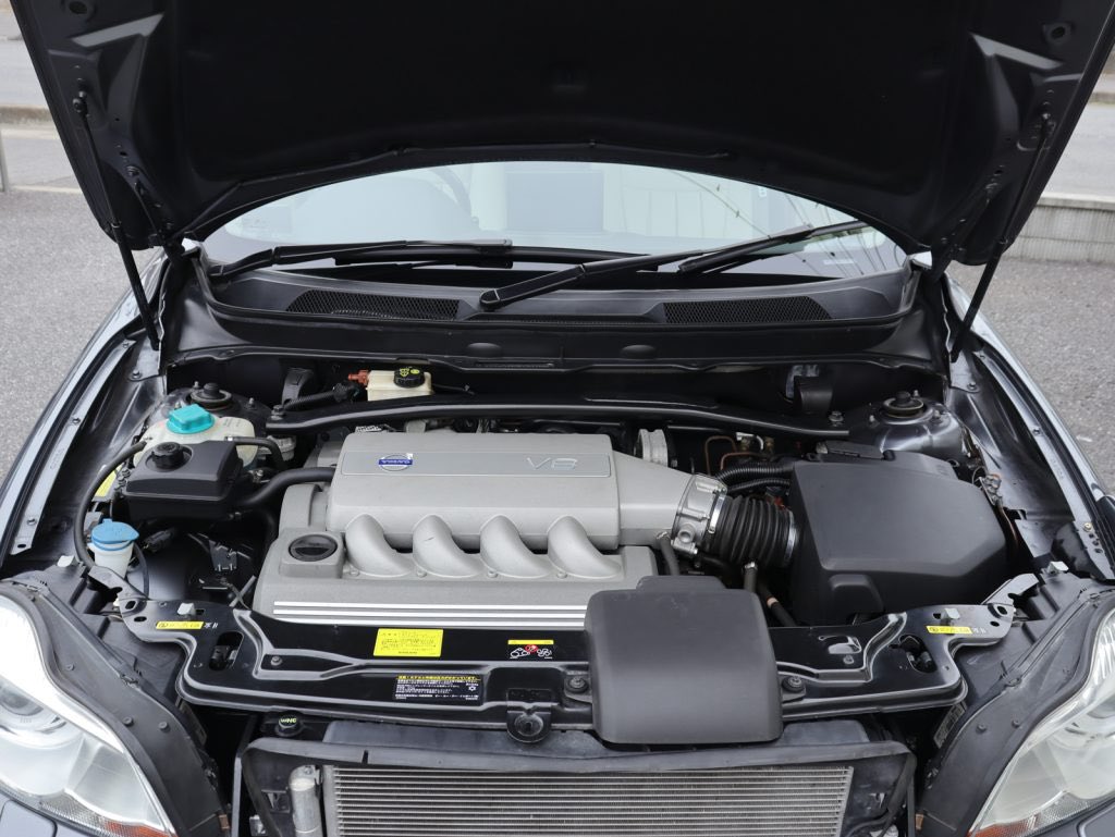 cocsun_volvo's tweet photo. ボルボの秀逸なエンジン、ヤマハ発動機製の4.4L V8エンジンを搭載した特別な275型XC90 V8 TEが入庫しました。

走行距離は僅か20,100km！
以前に当社が販売させていただいた2オーナー車両が、買取にて戻ってきました。
内外装とても綺麗な車両で、リアエンターテイメントシステム、ブラインドスポットモニターなど装備が充実した一台です。

#volvo #volvoxc90 #xc90 #ボルボ #ボルボxc90