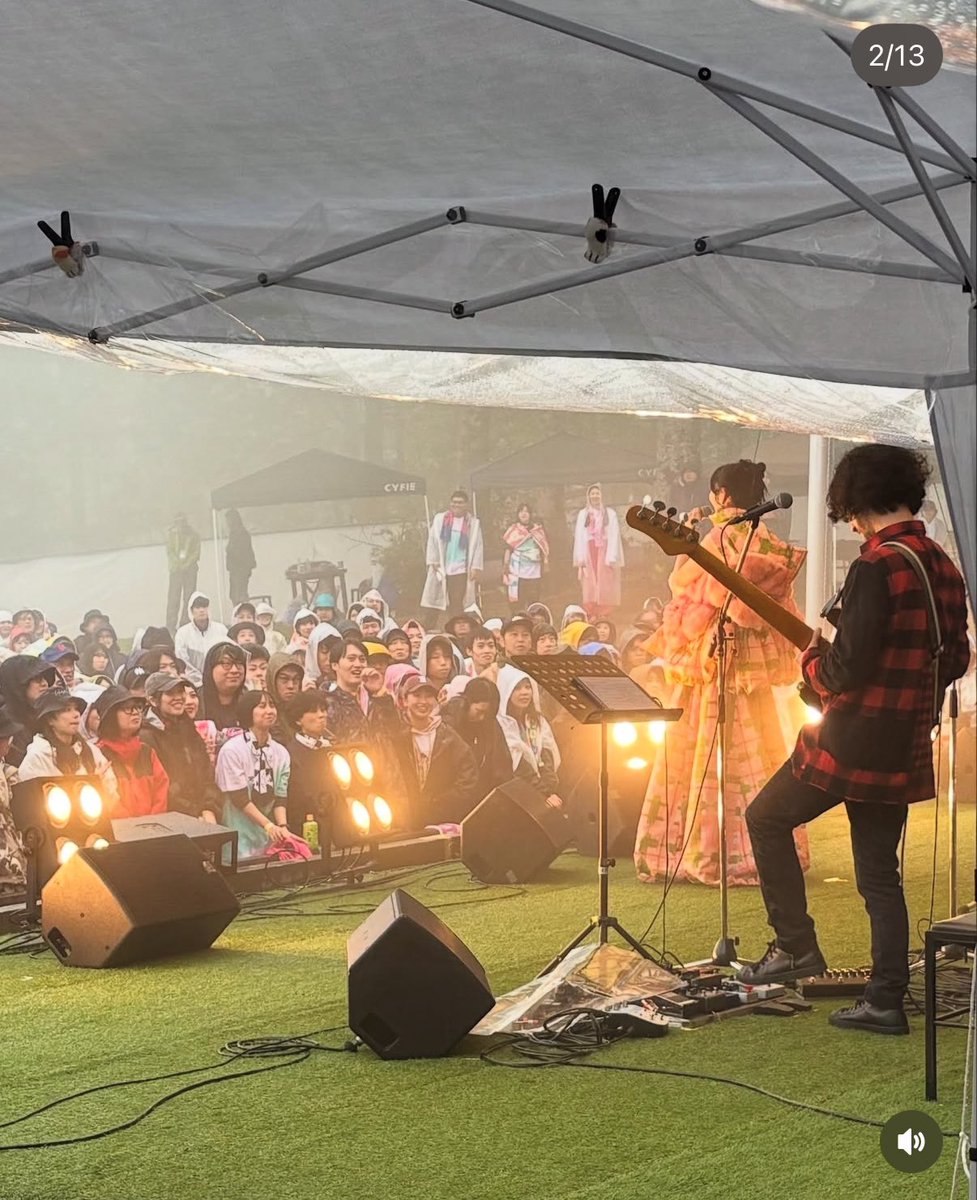 mafumafu_bass's tweet photo. 白馬ヤッホーフェス無事終了

今年もヤッホーバンドにて
川崎鷹也
鈴木愛理
阿部真央
和田唱(TRICERATOPS)
GAKU-MC
GLIM SPANKY
一青窈
キマグレン
(敬称略)

の計35曲
やり遂げました

Gt&バンマス　鈴木俊介
Key coba84
Drum 彦坂玄
Bass  真船

この曲数を仕上げたメンバー皆
リスペクト🫡

キマグレンの2人とライブするなんて
10年近く前の解散ライブ振り。
感慨深い。

深夜の恒例行事・村石さん達との
セッションも裏ヤッホーフェスな
感じで最高でした。

今年やっと気づいたけども
霧と思ってたのは
雲

雲の中でライブしてたんやな