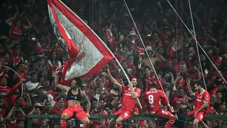 TUDNUSA's tweet photo. ¡Épica! La narración de @raul_perez_ de un @TolucaFC  campeón🎙️😎

https://t.co/uQ5VbDJugo

#FutbolMexicano I #Deportes I #LigaMX https://t.co/aV3718dzE6