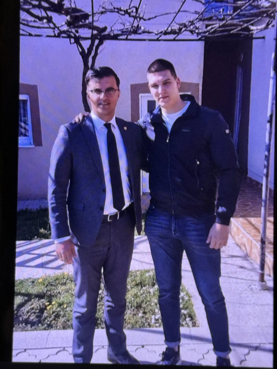 Ministar policije DANILO SARANOVIC u prijateljskom zagrljaju sa pripadnikom skaljarskog klana Mijuskovic Petrom BIL licem iz Niksica!
Ko o cemu pederasi foteljasi o postenju!