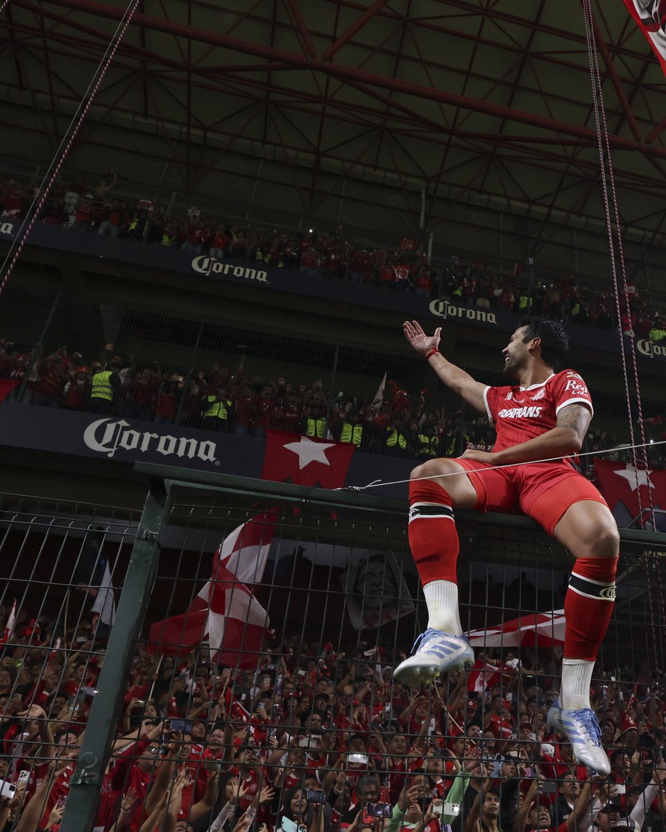 TolucaFC's tweet photo. Con mis amigos voy festejando un triunfo más 🎵🎶 https://t.co/BPSfNNhvYo