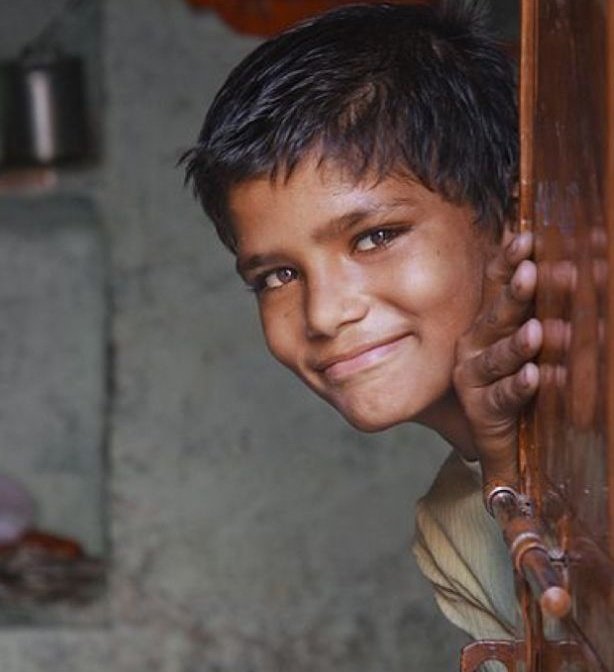 🍃💮ومن عظيم لطفه …
أنه يراك مبتسماً فيكتبها لك أجراً ، 
ويراك موجوعاً فيغفر لك ذنباً ،
وما بين الأجر والذنب ،،،
أنت محاط بعين اللطيف دوماً
صباح الخير .💮🍃
            ..
