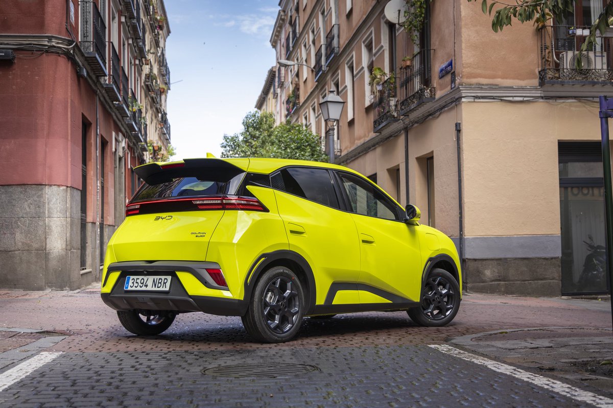 I_Trasmonte's tweet photo. BYD DOLPHIN SURF: 
¡El eléctrico para todos!

La semana pasada presentamos nuestro nuevo modelo urbano, posiblemente el coche más esperado de BYD, con el que pretendemos dar un gran paso más en nuestro sueño. Se trata de un electrico que ya está a la venta con toda la tecnología, calidad y díseño de BYD desde 11.780 euros, para que seas quien seas te animes a dar el paso a la movilidad eléctrica. 

En esta ocasión rompimos el molde con un lanzamiento simultáneo en 19 países europeos. En España llenamos de color y energía nuestro Dolphin Surf District, un espacio con música en directo, basket, retrogaming, skate, karaoke, fotografía y street food, donde poder conocer y probar nuestro urbano eléctrico de una manera diferente y divertida.

Muchas gracias a todos los compañeros, periodistas, creadores de contenidos, socios comerciales, proveedores, artistas y deportistas que habeis formado parte y hecho posible un lanzamiento tan especial.

¡Seguimos!

#byd
#byddolphinsurf