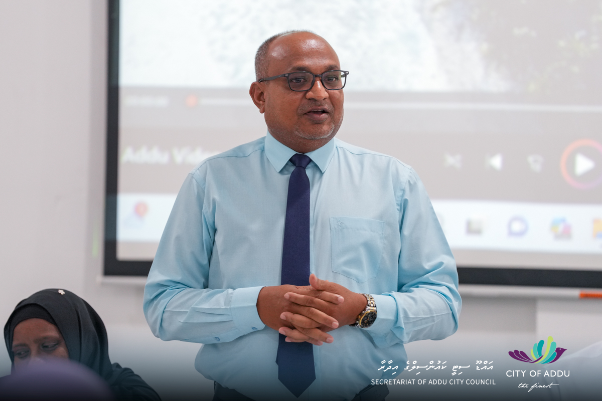 ދިވެހިރާއްޖޭގެ ޤައުމީ ޔުނިވަރސިޓީގެ ސްކޫލް އޮފް ނާރސިންގ ފެކަލްޓީގައި ހިންގާ ނާރސިންގ ކޯހުގައި ކިޔަވަމުން އަންނަ ދަރިވަރުން އައްޑޫސިޓީ އަށް ކުރައްވާ ތަޖުރިބާ ދަތުރުގައި އައްޑޫސިޓީ ކައުންސިލާއި އެކު ބޭއްވުނު ބައްދަލުވުމުގެ ތެރެއިން.