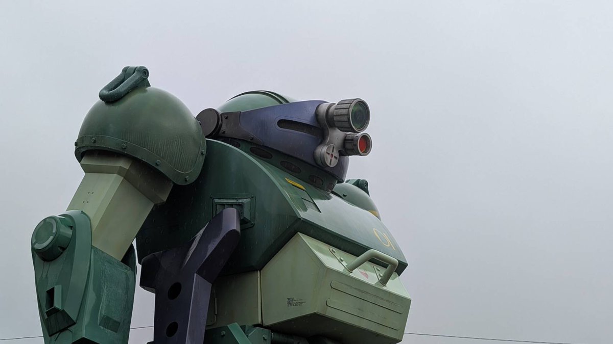 xsr900gauloises's tweet image. オフオフ会の翌日、もうひとつの目的である稲城駅の1/1スコタコに会いに行く。あいにくの雨だけど、リアルにエンディングっぽくて最高の風景。嗚呼〜むせるぜ！
 
 #バイク好きと繋がりたい 
 #バイク乗りと繋がりたい
 #YAMHA  #HONDA  #CL250
 #オフオフ会　#YSP横浜戸塚
 #ボトムズ #スコープドック