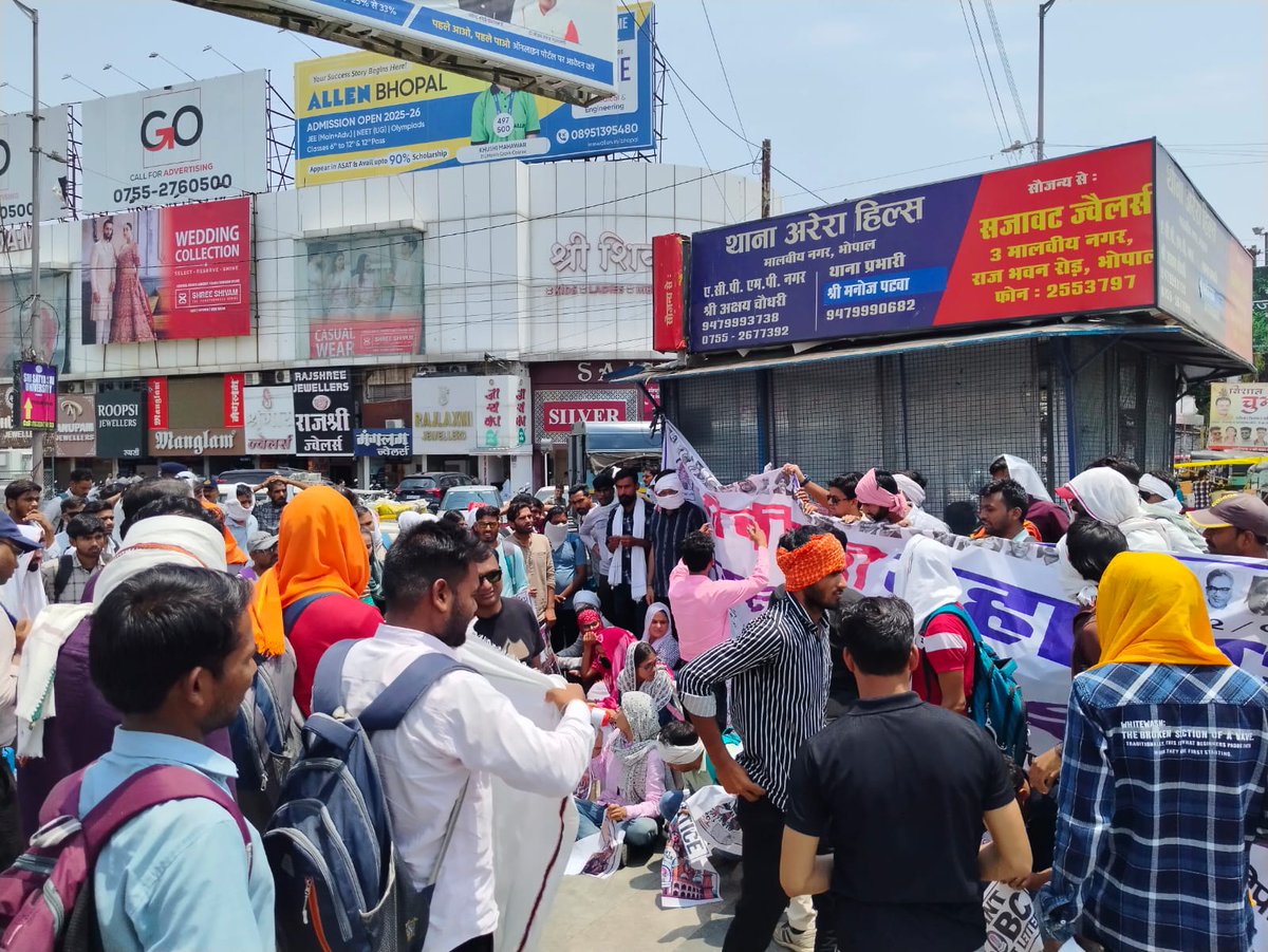 कमलेंद्र Kamlendra (@baagi_kamlendra) on Twitter photo मध्य प्रदेश में 13% ओबीसी आरक्षण होल्ड पर बीजेपी सरकार के मुख्यमंत्री <a href="/DrMohanYadav51/">Dr Mohan Yadav</a> सहित सारे नेता
<a href="/ChouhanShivraj/">Shivraj Singh Chouhan</a> , <a href="/umasribharti/">Uma Bharti</a> <a href="/prahladspatel/">Prahlad Singh Patel ( वृक्ष से जल, जल से जीवन)</a> , <a href="/GaneshSingh_in/">Ganesh Singh</a> <a href="/JM_Scindia/">Jyotiraditya M. Scindia</a> , <a href="/udaypratapmp/">Uday Pratap Singh</a>
चुप्पी क्यों साध रखी है?
पिछड़ा वर्ग मंत्री <a href="/KrishnaGaurBJP/">Krishna Gaur</a> क्या कर रही है?
मध्य मध्य प्रदेश में 13% ओबीसी आरक्षण होल्ड पर बीजेपी सरकार के मुख्यमंत्री <a href="/DrMohanYadav51/">Dr Mohan Yadav</a> सहित सारे नेता
<a href="/ChouhanShivraj/">Shivraj Singh Chouhan</a> , <a href="/umasribharti/">Uma Bharti</a> <a href="/prahladspatel/">Prahlad Singh Patel ( वृक्ष से जल, जल से जीवन)</a> , <a href="/GaneshSingh_in/">Ganesh Singh</a> <a href="/JM_Scindia/">Jyotiraditya M. Scindia</a> , <a href="/udaypratapmp/">Uday Pratap Singh</a>
चुप्पी क्यों साध रखी है?
पिछड़ा वर्ग मंत्री <a href="/KrishnaGaurBJP/">Krishna Gaur</a> क्या कर रही है?
मध्य