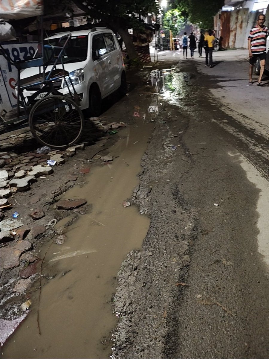 Anupama5887's tweet photo. @noida_authority @CeoNoida @myogiadityanath @CMOfficeUP road condition is very bad in noida sector 12 infront of priydarshini park , it's very difficult for pedestrian to walk as footpath is damaged badly.. waterlogging. https://t.co/GCh3dKq99z