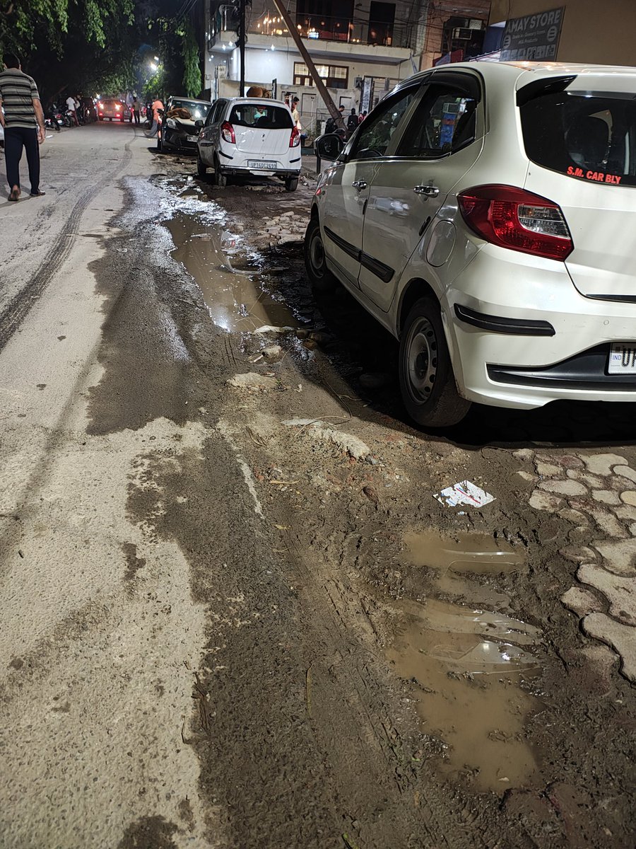 Anupama5887's tweet photo. @noida_authority @CeoNoida @myogiadityanath @CMOfficeUP road condition is very bad in noida sector 12 infront of priydarshini park , it's very difficult for pedestrian to walk as footpath is damaged badly.. waterlogging. https://t.co/GCh3dKq99z