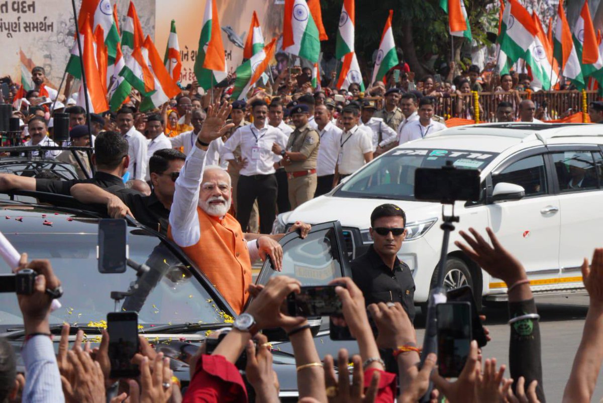 ikaushaldave's tweet photo. વડો��રા ખાતે સિંદૂર સન્માન યાત્રામાં નગરજનોનું અભિવાદન ઝીલતા આપણા યશસ્વી પ્રધાનમંત્રી શ્રી નરેન્દ્ર મોદીજી..

@narendramodi @BJP4Gujarat https://t.co/HvR5i3vUkP