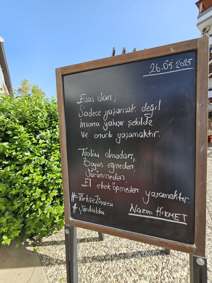 Haftanın Şiiri;Nazım Hikmet'ten
Esas olan;
Sadece yaşamak değil
İnsana yakışır şekilde
Ve onurla yaşamaktır.
.
.
#ŞiirOkulda
#TürkçeZümresi
<a href="/bahcesehir_k12/">Bahçeşehir Koleji</a> <a href="/ugurludural/">TÜLAY UĞURLUDURAL</a> <a href="/ucannmustafa/">Mustafa UÇAN (Tarih Öğrt)</a> <a href="/fuatcicek15/">Fuat Çiçek</a> <a href="/ftmgms80/">gümüş</a>