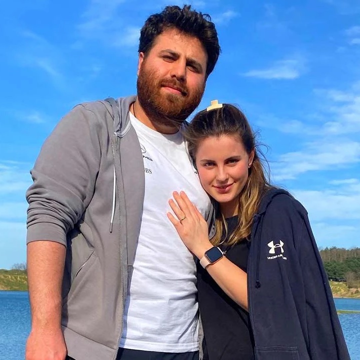 Oğuz Murat Aci'nin eşi Şükriye Aci'nin, şikayetini Kadıköy'de 2 adet 2+1 daire ve 20 milyon TL karşılığında çektiği iddia edildi. (Akşam)