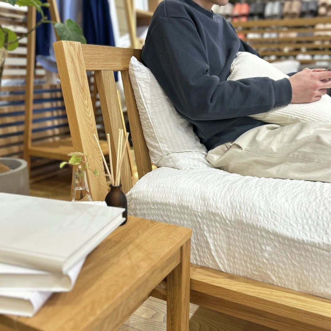 ヘッドボードに角度を付けた、『もたれかかれる木製ベッド』です