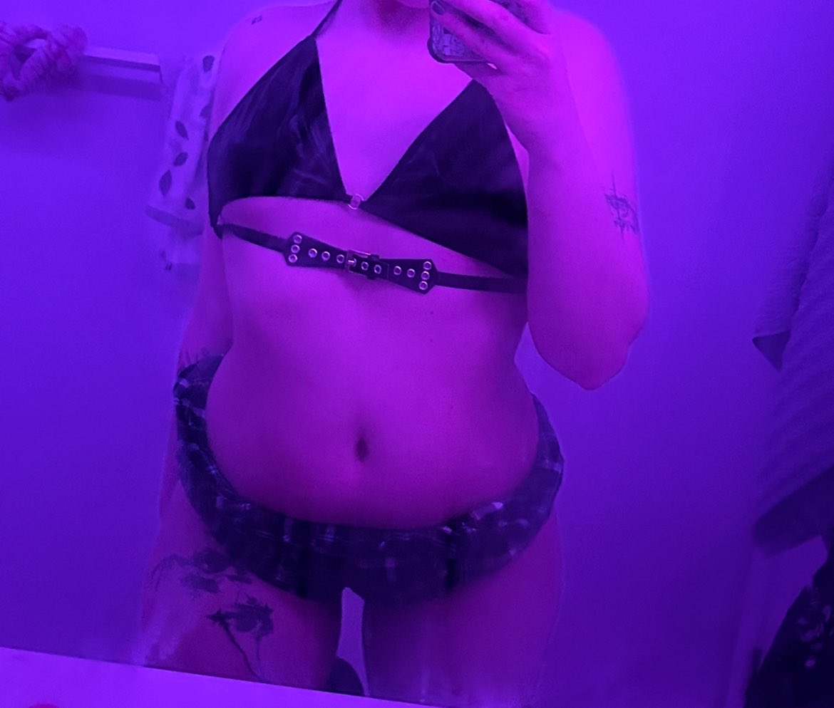 Succu_bee69's tweet photo. intro! Hi my name is Bee! 

🐝✨ New to nsfw! 
🐝✨ Nonbinary (they/them) 
🐝✨ Single 
🐝✨ Switch 
🐝✨ 22y/o 
🐝✨ soft / hard kinks 
 
will be coming up with a menu soon! ☺️

#nsfw #dominant #sub https://t.co/vQ3BUStELm