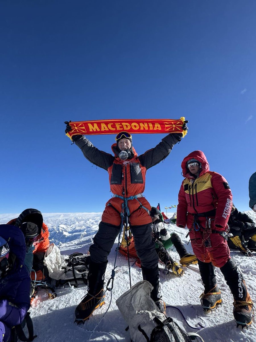 Sashko Kedev summits Kanchenjunga (8,586)—the world’s 3rd highest peak! This marks his 13th out of 14 eight-thousanders.

Сашко Кедев на врвот на Канченџунга (8,586) - третиот највисок 🗻 на 🌎 
#Macedonia