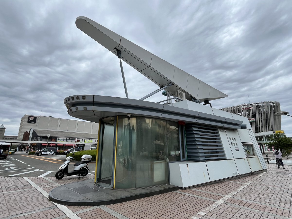 TamaNT_bot's tweet photo. ロボットみたいな外観の南大沢駅前交番 https://t.co/ckKhxOIKIm
