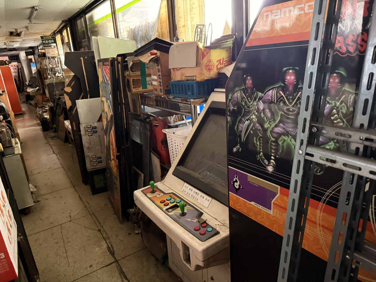 終わってるアーケード 89年あたりに廃業したであろうアーケードゲーム屋さんを発見。 ビル