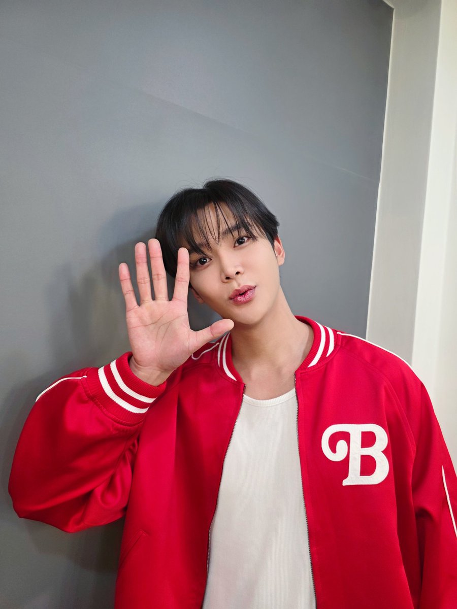 FNC_ACTOR's tweet photo. 2025 RO WOON FAN MEETING ‘Before Blooming’

5일 뒤에 만나요👐🏻

#로운 #ROWOON #Before_Blooming https://t.co/QFWEavNbD7