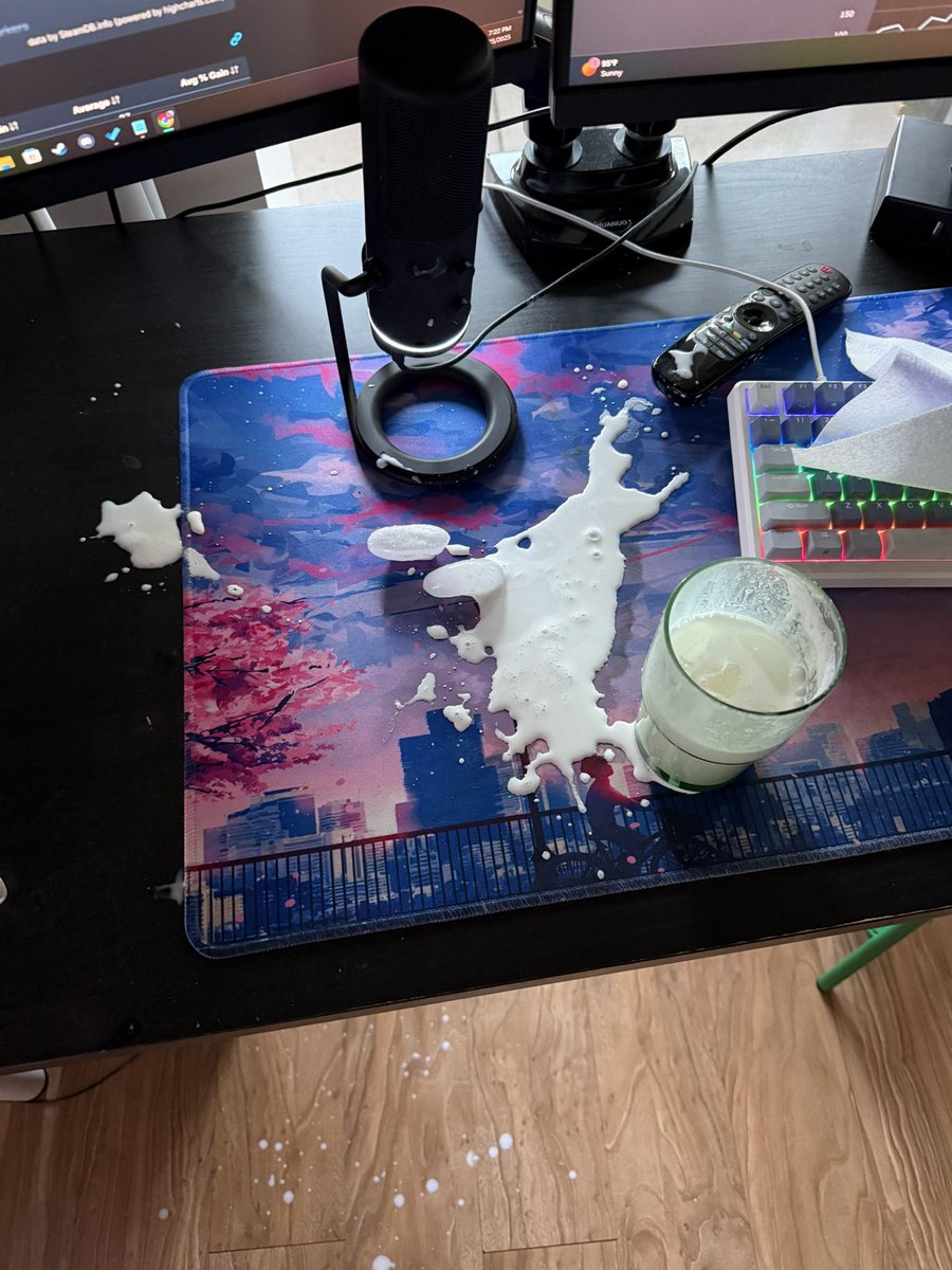 40 yılın başı canım çekti ayran yaptım her yere döküldü telefon klavye falan full ayran oldu ben bu memleketten hayır göremeyecek miyim