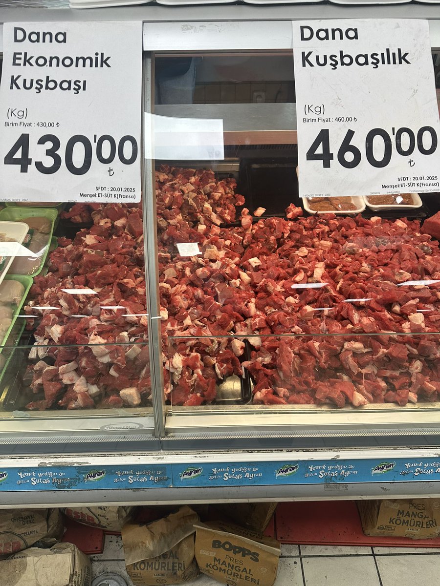 Tüketicilerin satın alma gücü tükendiğinden satışları düşen et, yumurta ve birçok sebzenin fiyatı geriledi.
Çünkü insanlar alamıyorlar ve bu ürünlerin raf ömrü de kısa.
Geçen ay fiyatları 180 - 240 ₺ bandında olan  yumurtanın 30’lu kolisi semt pazarından 100 ₺’ye, marketten 120