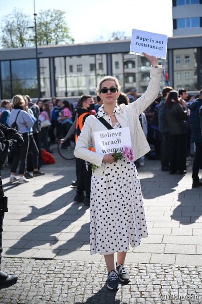 Guten Morgen 🤗

„Ist die Karoline tot?“

„Das Leben ist besser ohne Karoline Preisler.“

„Wer mit so etwas f*ckt, ist schwul.“

Nach dieser sachlich vorgetragenen #Israelkritik meldete ich mich umgehend bei #Hamas und trat meinen Dienst an. 😉