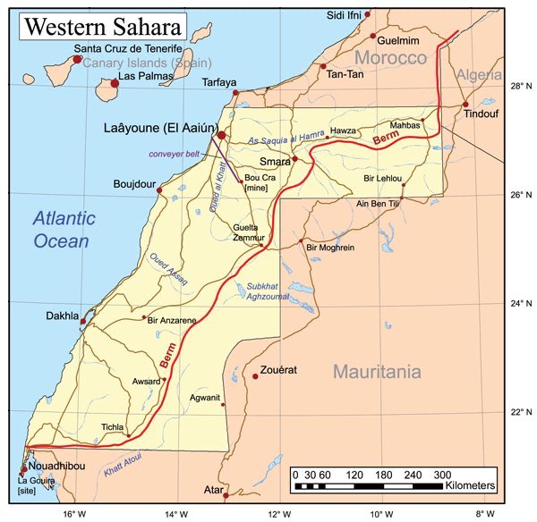 davideravera's tweet photo. Nel giugno del 2015 Maurizio #Molinari, allora giornalista de La Stampa, fa un viaggio nel Sahara Occidentale occupato dal #Marocco. Da lì pubblica varie foto su Instagram e manda al giornale un paio di articoli, uno dei quali è ripreso dall’almanacco web “Informazione corretta” che seleziona per un pubblico di estremisti le uscite di stampa particolarmente favorevoli a Israele.
Il Sahara Occidentale è un luogo giornalisticamente interessante. Nel 2015 sono già passati 40 anni dalla prima invasione anche se Dakhla, dove Molinari sembra fare base, è stata presa dall’esercito marocchino solo nel 1979. Molinari, però, non è lì per raccontare. Lo si capisce già dal titolo, che appunto è provocatoriamente “Viaggio in Marocco”.
Il giornalista localizza le sue foto su Instagram a “Dakhla, Marocco” e fa letteralmente finta di trovarsi in Marocco. Nel suo racconto non menziona la guerra, l’occupazione o la decolonizzazione incompiuta: la serie di muri di sabbia fortificati costruiti dal Marocco per difendere le terre conquistate, il celebre “Berm”, diventa nei suoi scritti un bastione in difesa dal terrorismo islamico edificato addirittura in territorio marocchino, mentre un movimento di liberazione erede della lotta anti-coloniale, il Fronte Polisario, diventa niente meno che una milizia separatista.
Pochi mesi dopo Molinari si è guadagnato la poltrona di direttore de La Stampa, dove questa narrazione parallela prende sempre più piede ed esce definitivamente dai ristretti circoli del nazionalismo marocchino. Sono gli anni del Maroccogate che, non a caso, giornalisti e direttori battezzano furbamente “Qatargate” evitando, come prima regola, di investigare su sé stessi e sui loro padrini.
Molinari finirà poi a La Repubblica; sotto la sua direzione, come già La Stampa, il giornale pubblica, grazie anche alla firma dell’espatriata marocchina Karima Moual, già (?) al soldo del proprio governo, alcuni violenti articoli che di nuovo ribaltano la realtà storica e l’attualità con un racconto che ignora del tutto quasi 50 anni di risoluzioni ONU.
Grazie a una campagna mondiale e condotta su diversi fronti (media e politici corrotti, eventi sportivi, testimonial di grido), nella seconda metà degli anni ‘10 la narrazione parallela del Marocco diventa dominante mentre uno storico caso giuridico presso la giustizia europea vede battersi tra loro, per anni, la Commissione Europea e il Polisario che nel silenzio della stampa ne uscirà vincitore ma politicamente sconfitto perché una, dieci, mille sentenze non fermano un esercito in armi sostenuto da mille, diecimila, centomila articoli che affermano il falso.
Il Sahara Occidentale diventa così un territorio “conteso”, non più “occupato”, e il Fronte Polisario diventa un proxy dell’Algeria, che per Moual sembra essere il vero pericolo in Maghreb. Ma a differenza del Marocco, l’Algeria non sta invadendo i territori confinanti e anzi, ospita decine di migliaia di rifugiati saharawi sul proprio territorio.
Nel frattempo, a fine 2020 il Marocco tenta di aprire una strada dove non può, in una buffer zone, e ricomincia la guerra: dalle colonne di Repubblica, Karima Moual racconta la versione di Rabat con puntigliosa fedeltà al proprio re. Negli stessi anni prende forma il progetto di un campo eolico per la holding energetica del re, Nareva, costruito da ENEL Green Power a Boujdour: non in Marocco ma nel Sahara Occidentale occupato. Padrino politico dell’operazione (sino alle inchieste, ne faceva un vanto) è un importante politico italiano che risponde al nome di Vincenzo Amendola, detto Enzo. È il marito di Moual e un suo uomo di fiducia, Andrea Cozzolino, sarà uno dei pochi che a tutt’oggi sono finiti dietro le sbarre con una condanna per il Maroccogate.
A conti fatti e a 10 anni da quei post su Instagram, i quotidiani diretti da Maurizio Molinari sono stati tra i 4-5 media che hanno fatto di più, in Italia, per ripulire l’immagine del Marocco e ribaltare la realtà storica del Sahara occupato.