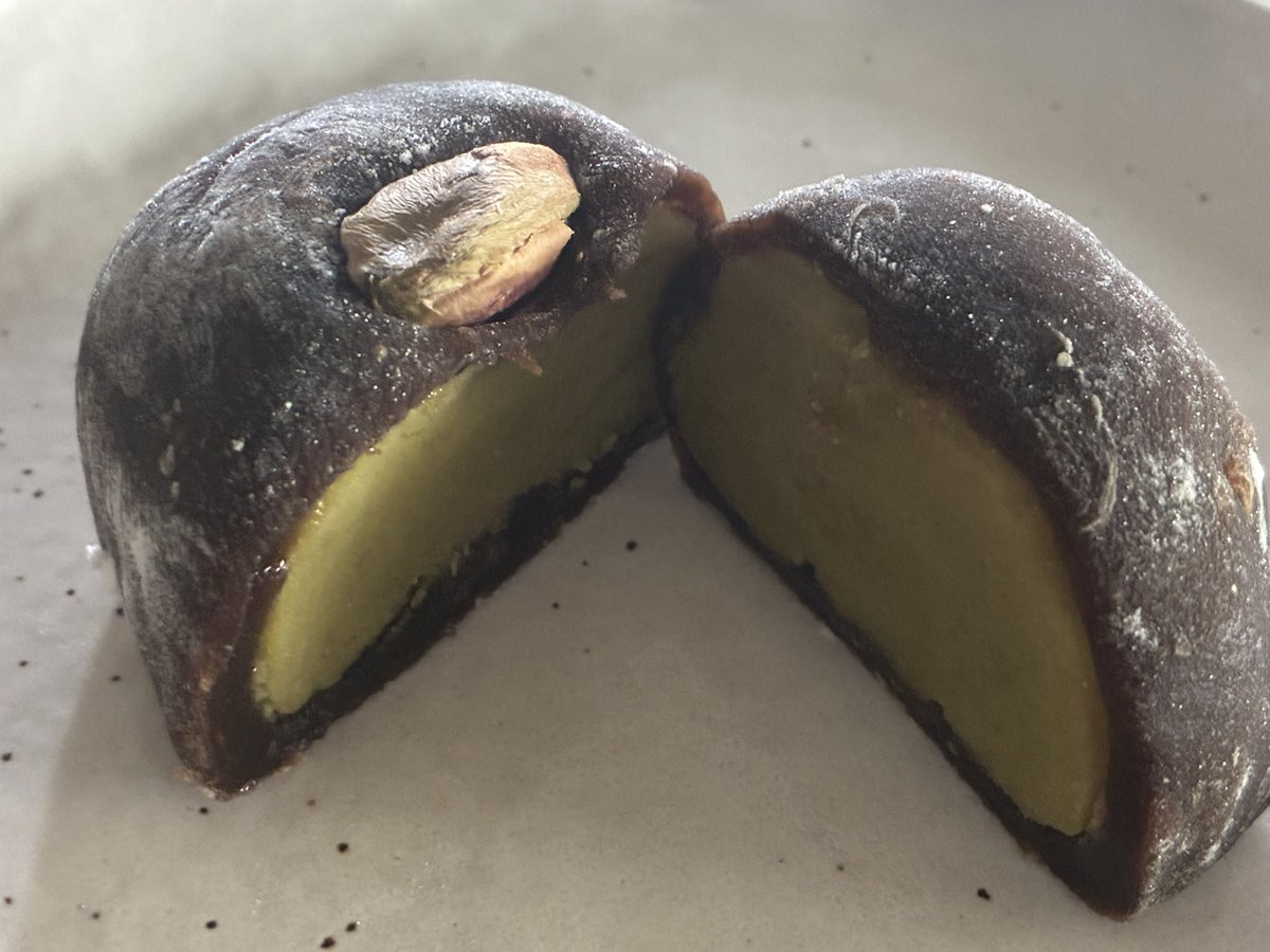 帰って来てのコーヒーのお供は吉廼家珈琲ピスタチオ大福にしました。
ピスタチオ餡を珈琲の求肥で包んであったんですけどこれ本当に美味しかったです。求肥が珈琲なのが凄く効いてるんだろうな。
なんですかね。好きな物しかここには無かったぞ☺️という感じ。
出会いましたらぜひ
今日のイチ推し☕︎