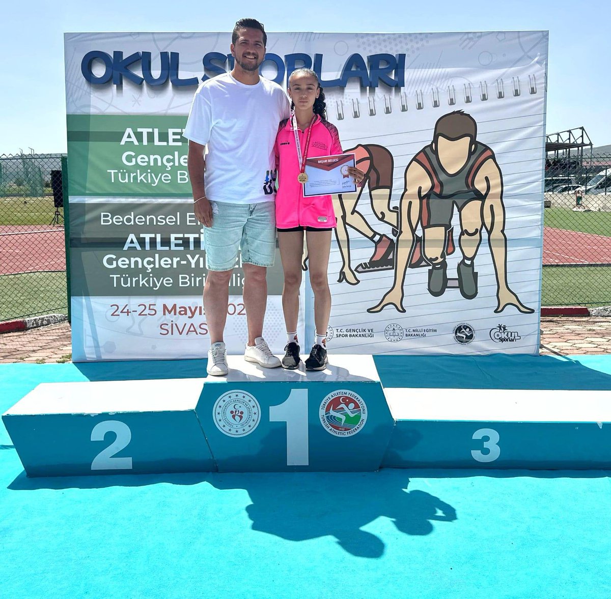 GbbGenclikSpor's tweet photo. 🏆 Şampiyon Gaziantep!

24-25 Mayıs 2025 tarihlerinde Sivas’ta düzenlenen Okul Sporları Gençler A/B Türkiye Birinciliği Atletizm Şampiyonası’nda sporcumuz Zehra Yasemin Çevik, 800 metreyi 2:20.37 ile koşarak Türkiye Şampiyonu oldu! 🇹🇷 https://t.co/Z2stxoK3ur