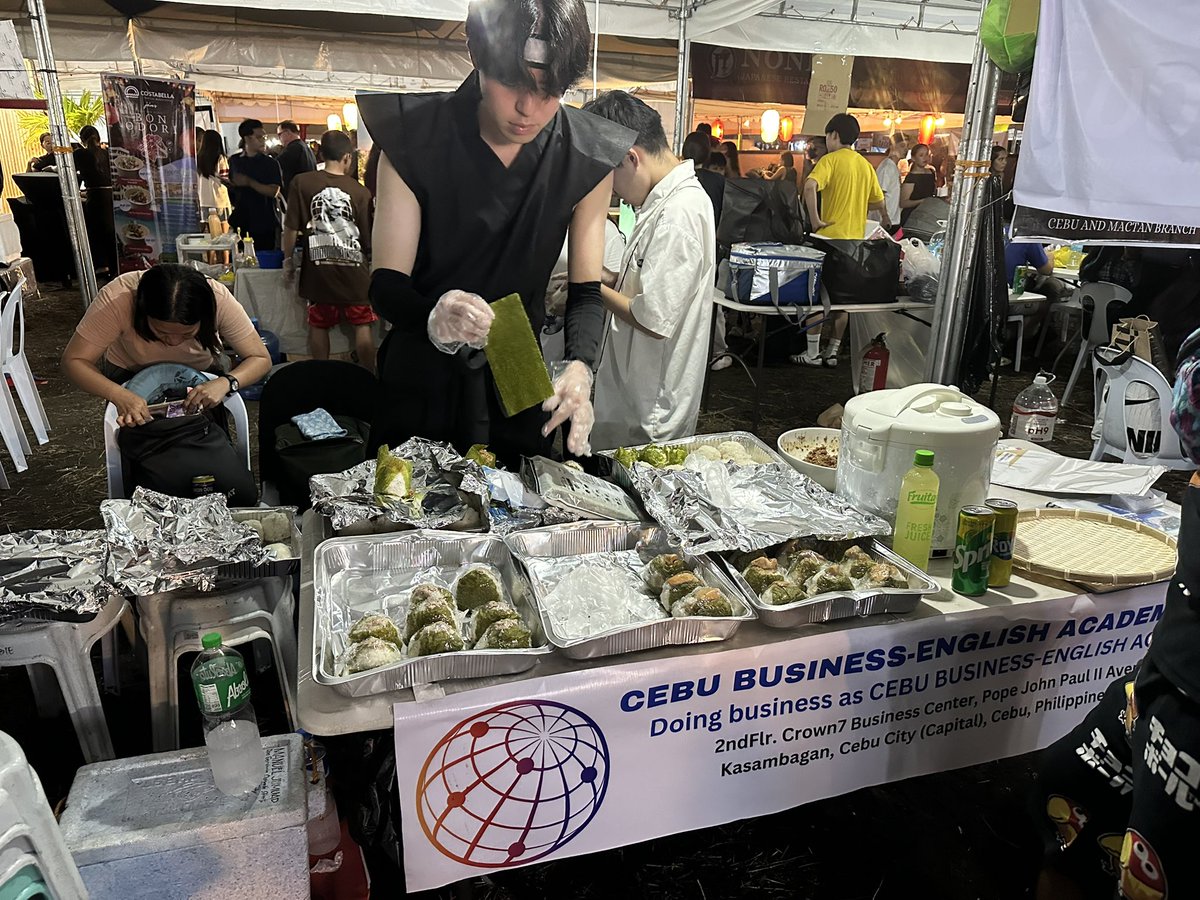 Yuhei_Teramoto's tweet photo. セブ島最大級の盆踊りフェスティバルで🍙ブースは大盛況でした！この成功体験により、経営しているBARの日中の時間帯を有効活用することに繋がりそう。 https://t.co/q8xVvDLtBF