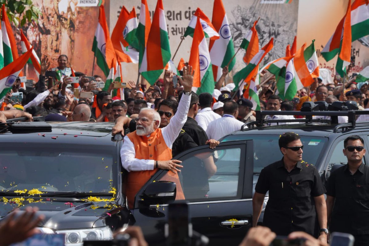 AlokWaghmale's tweet image. વડોદરા બન્યું મોદીમય...

વડોદરા ખાતે સિંદૂર સન્માન યાત્રામાં નગરજનોનું અભિવાદન ઝીલતા આપણા યશસ્વી પ્રધાનમંત્રી શ્રી @narendramodi જી

@narendramodi @PMOIndia #PMModi #PMinVadodara