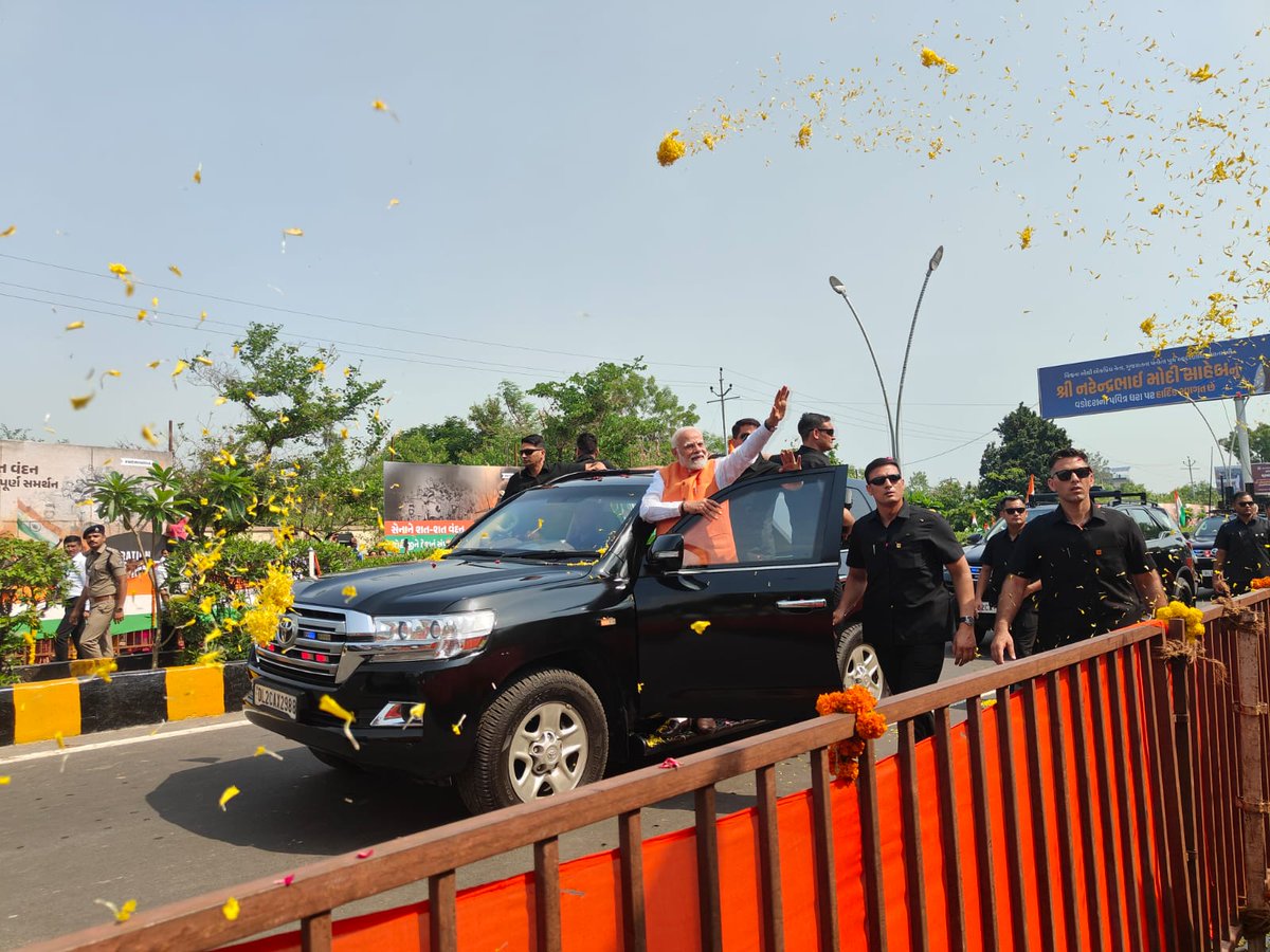 AlokWaghmale's tweet image. વડોદરા બન્યું મોદીમય...

વડોદરા ખાતે સિંદૂર સન્માન યાત્રામાં નગરજનોનું અભિવાદન ઝીલતા આપણા યશસ્વી પ્રધાનમંત્રી શ્રી @narendramodi જી

@narendramodi @PMOIndia #PMModi #PMinVadodara