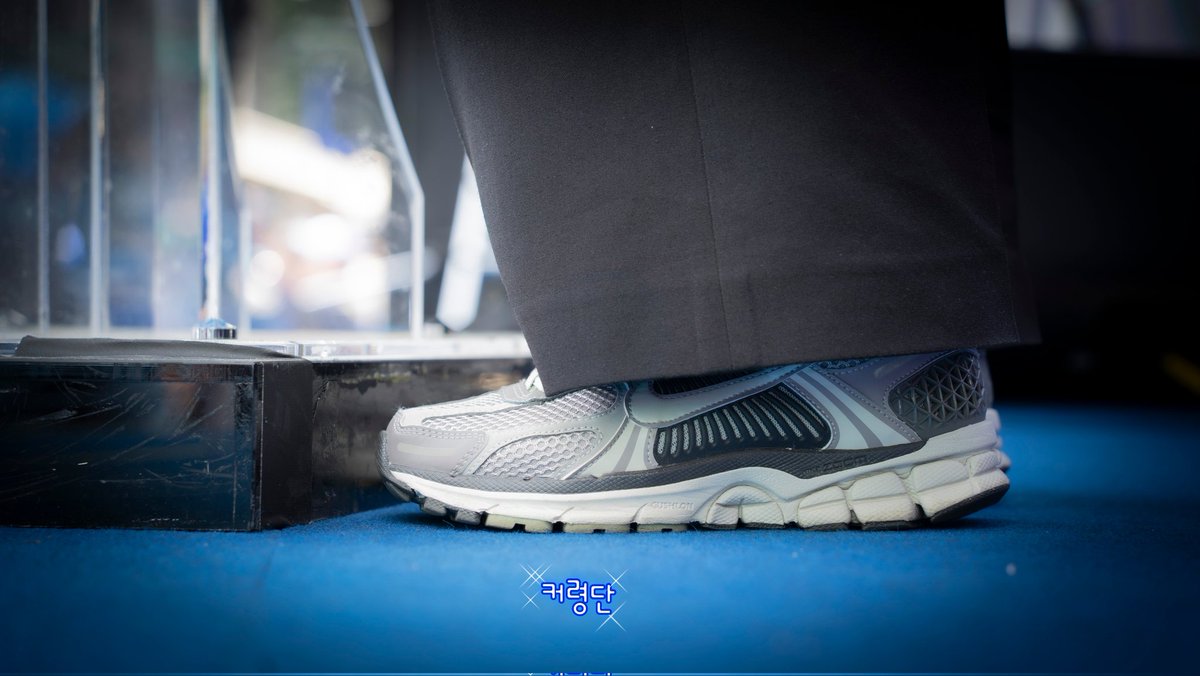 _look_here's tweet image. 250526 📸 

수원 집중유세
퍼스널컬러 민주당블루 

커령단 포토햄이 찍어줌 

 #안귀령 @anngwiryeong
#이제부터진짜대한민국 #이재명