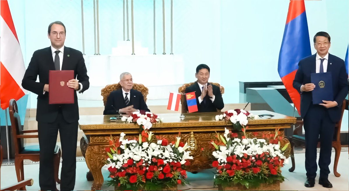Гэр бүл, хөдөлмөр, нийгмийн хамгааллын яам (@mlspgovmn) on Twitter photo “Нийгмийн хамгааллын тухай Монгол Улс болон Бүгд Найрамдах Австри Улс хоорондын хэлэлцээр”-т ГБХНХ-ын сайд Л.Энх-Амгалан, Бүгд Найрамдах Австри Улсын Европ, олон улсын харилцааны яамны Ерөнхий нарийн бичгийн дарга Николаус Маршик нар гарын үсэг зурлаа.
<a href="/enkhamgalanmp/">Л.Энх-Амгалан</a> “Нийгмийн хамгааллын тухай Монгол Улс болон Бүгд Найрамдах Австри Улс хоорондын хэлэлцээр”-т ГБХНХ-ын сайд Л.Энх-Амгалан, Бүгд Найрамдах Австри Улсын Европ, олон улсын харилцааны яамны Ерөнхий нарийн бичгийн дарга Николаус Маршик нар гарын үсэг зурлаа.
<a href="/enkhamgalanmp/">Л.Энх-Амгалан</a>