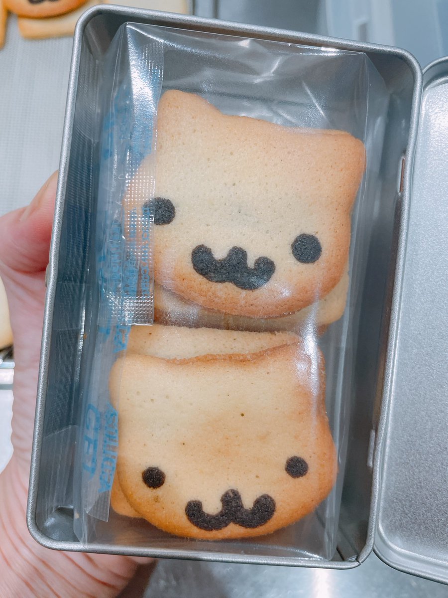 tasu_cafe's tweet photo. 猫型のラング・ド・シャの入れる向きを伝えるためにマジックで落書きした左の動画をnomuさんにLINEしたら、右のラング・ド・シャが納品されるという。

可愛いね🐱
※上段2枚のみ猫型です

1缶 10枚入り 3780円
ステッカー1枚付属

6月はホワイトチョコガナッシュでラング・ド・シャ予定 https://t.co/BfaI8ISC0Y