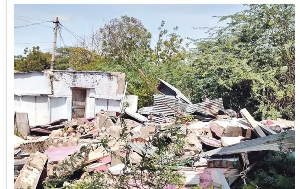 SVishnuReddy's tweet photo. Villagers of Moragudi village in Jammalamadugu mandal of AP demolished the house of #Rahmatullah, who raped and brutally killed a 3 years child in Jammalamadugu on Saturday. They said that this decision was taken so that such a person should not be in their village.
The decision taken by the villagers is illegal, but the anger among the people regarding such human beasts is understandable. He should be punished immediately through the court of law.