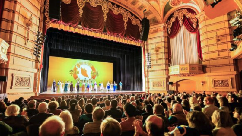 💐 2025年神韵演出季胜利落幕 🎆

神韵艺术团第18年的全球巡演落下帷幕——
八大演出团走遍26个国家、199个城市，
共演出799场，观众超过百万！
从龙捲风、火灾，到中共的暗中破坏，没有一场演出被取消！💪👍 

坚韧中的光芒

中共试图施压剧院取消神韵演出只是一部分；
有40多家剧院收到了恐吓邮件。