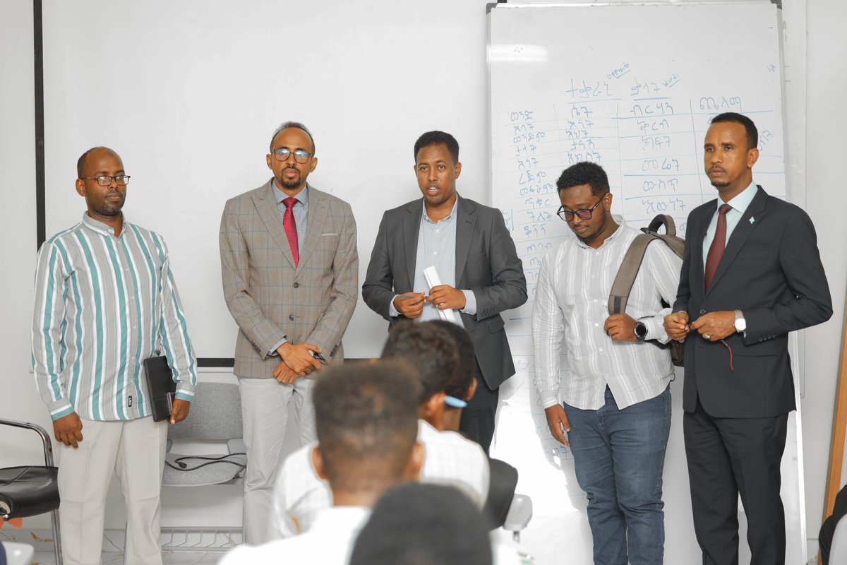 DISomalia's tweet photo. The Director of the Institute of Diplomatic Studies at the @MOFASomalia, Mr. Mohamed Mohamud Gure, inaugurated a five-day workshop titled "Telling Stories Through 2D Animation", aimed at enhancing the visual communication skills of diplomatic staff.
#Somalia #Somali #Mogadishu https://t.co/4Rt0hg9hNi