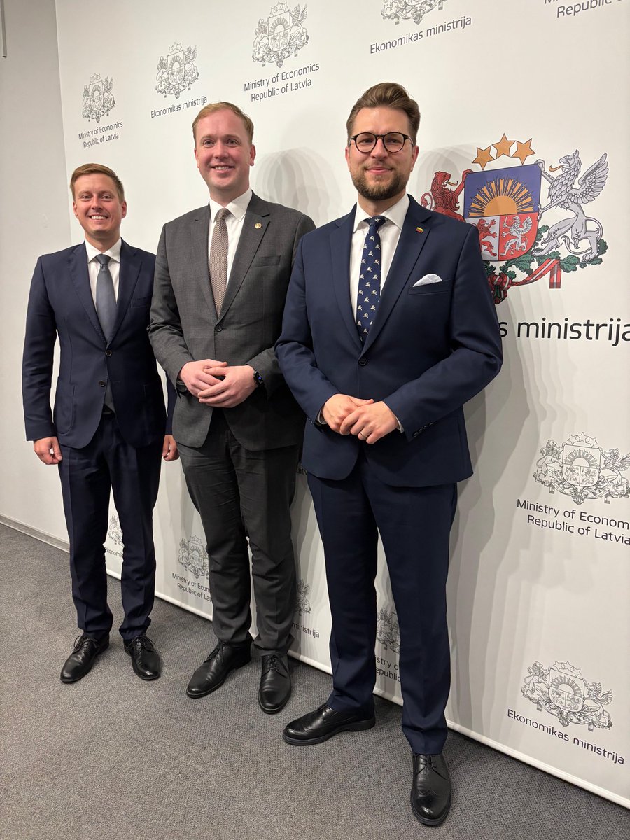 Ar saviem kolēģiem no Igaunijas un Lietuvas. Pārrunājām to, kā varam stiprināt Baltijas valstu ekonomisko sadarbību un aizsardzības spējas, kā arī iespēju doties kopīgās ārvalstu vizītēs, lai piedāvātu ārvalstu investoriem plašākas investīcijas - visā Baltijas reģionā.