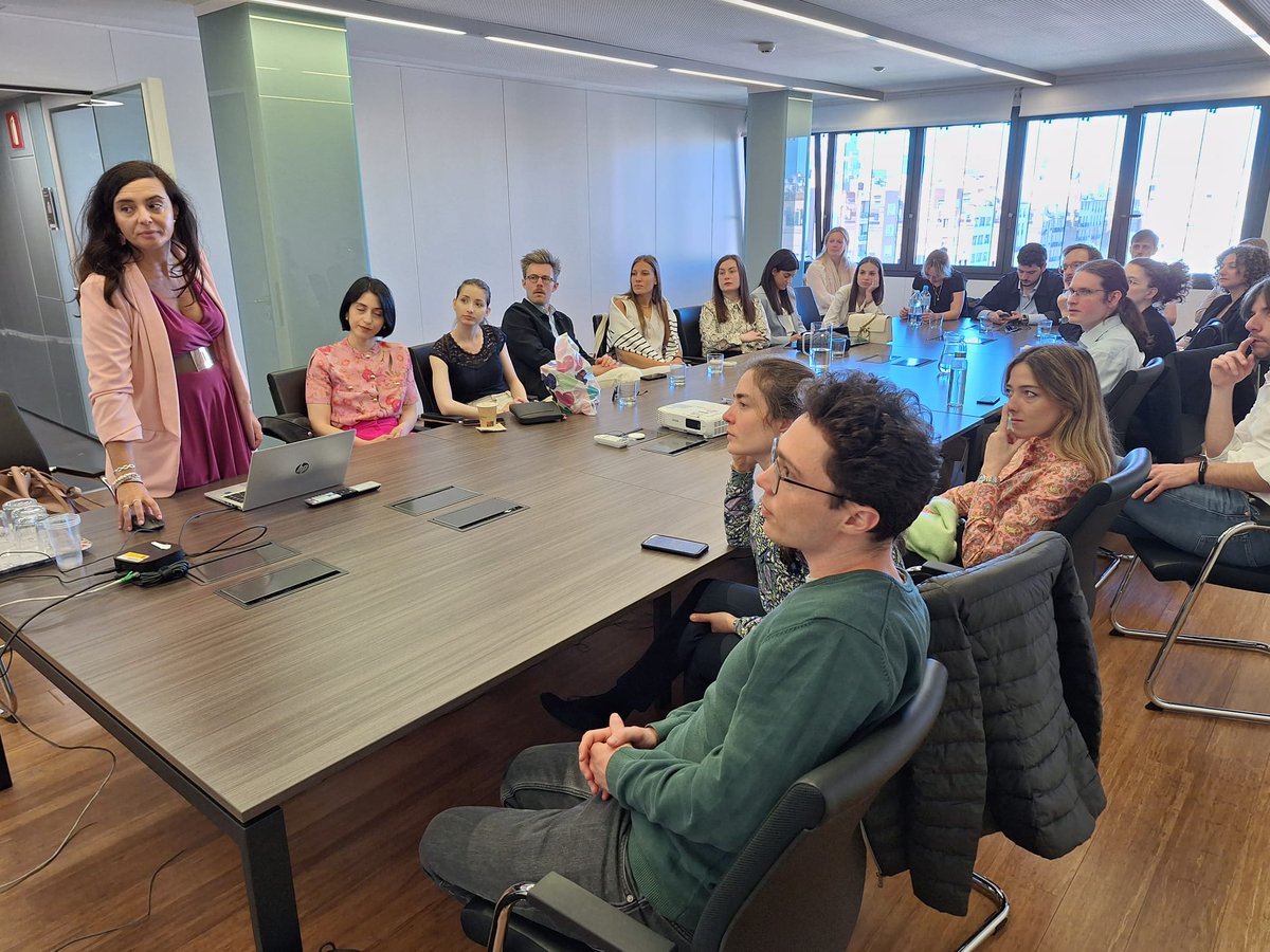 cejmjusticia's tweet photo. 🇪🇺El pasado viernes despedimos a los participantes del intercambio #Aiakos #Aiakos2025 de la @EJTN_eu con una charla sobre las unidades especializadas de la @fiscal_es
⚖️Conocieron su trabajo y han podido intercambiar ideas con las diferentes unidades.
Aquí unas fotos 👇 https://t.co/eQME6bgKCK