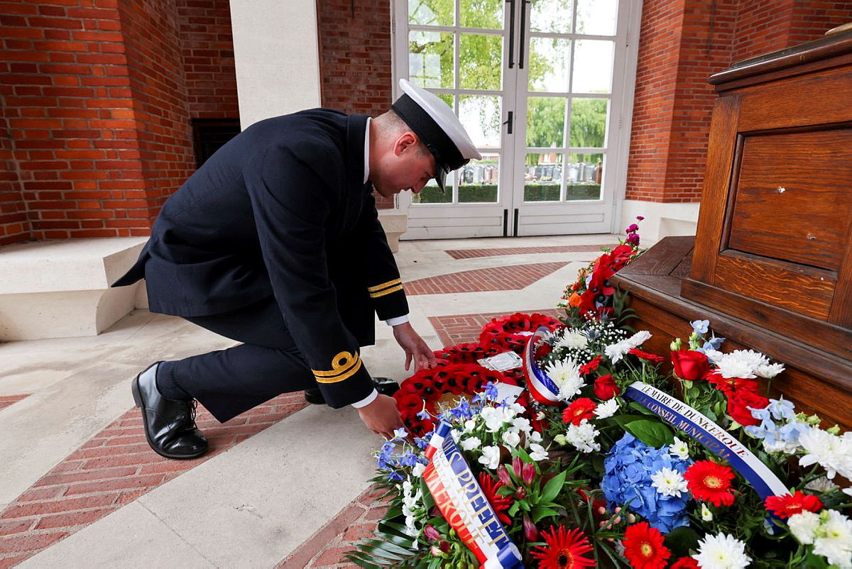 HMS Puncher tweet media