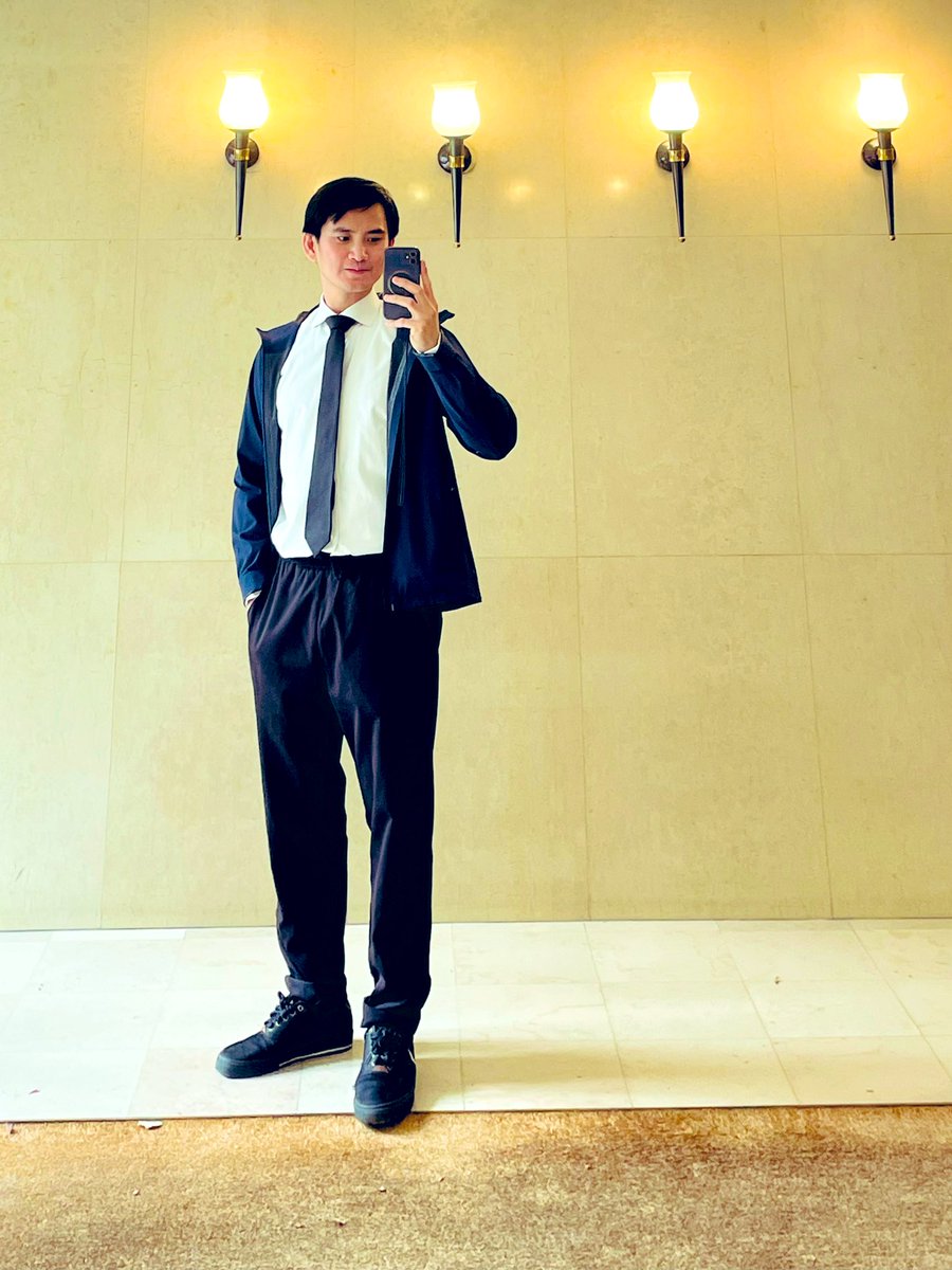 Formal formal man tayo today kahit hinde bagay dahil may interview tayo sa Only Fans eme latik… 🤫 Monday grind. Let’s gow!