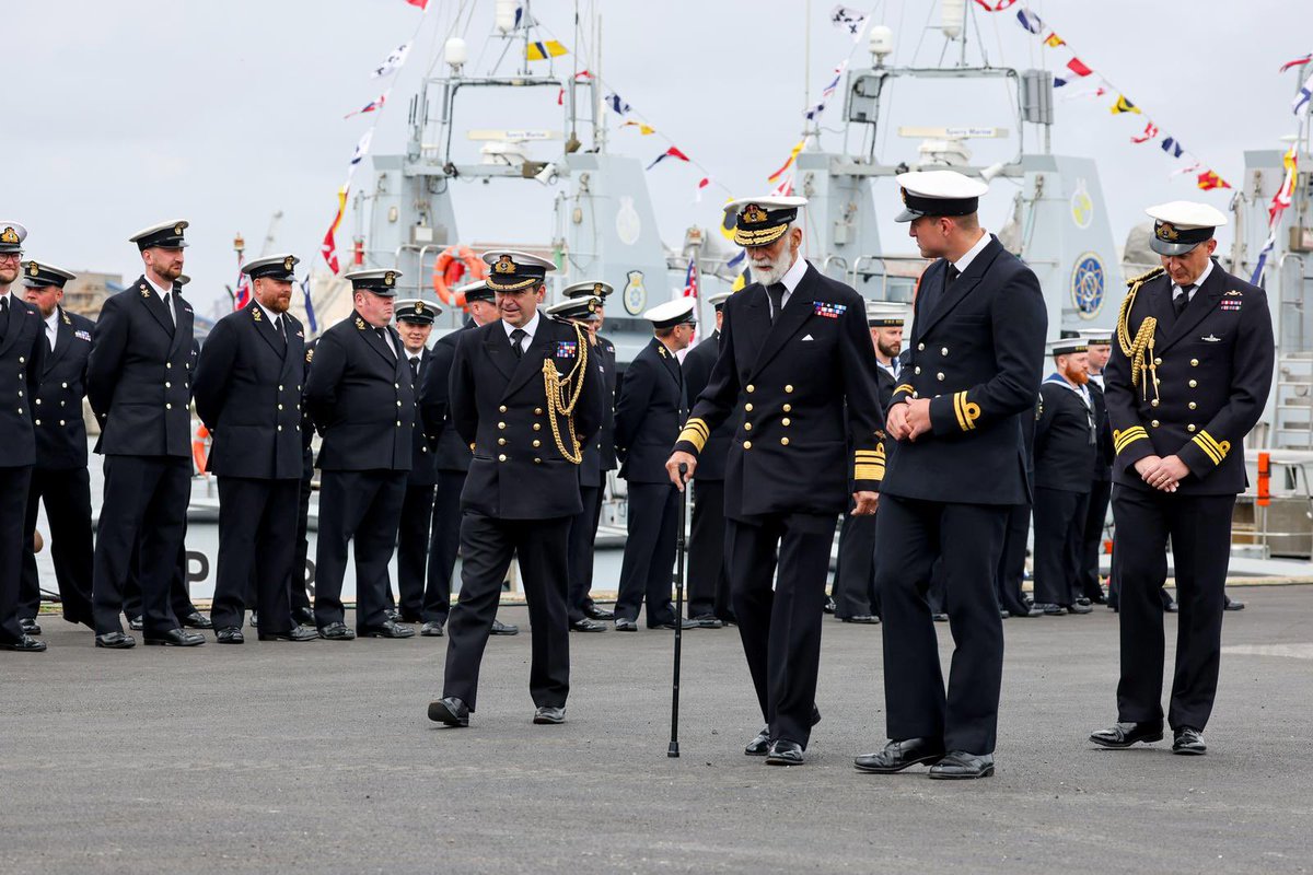 HMS Puncher tweet media