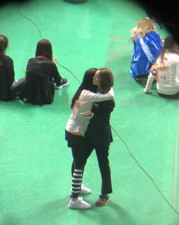 jingyiswife's tweet photo. A reunion please 🙏🏼

#Hyeri #Sana https://t.co/XwXQ7Fnahy