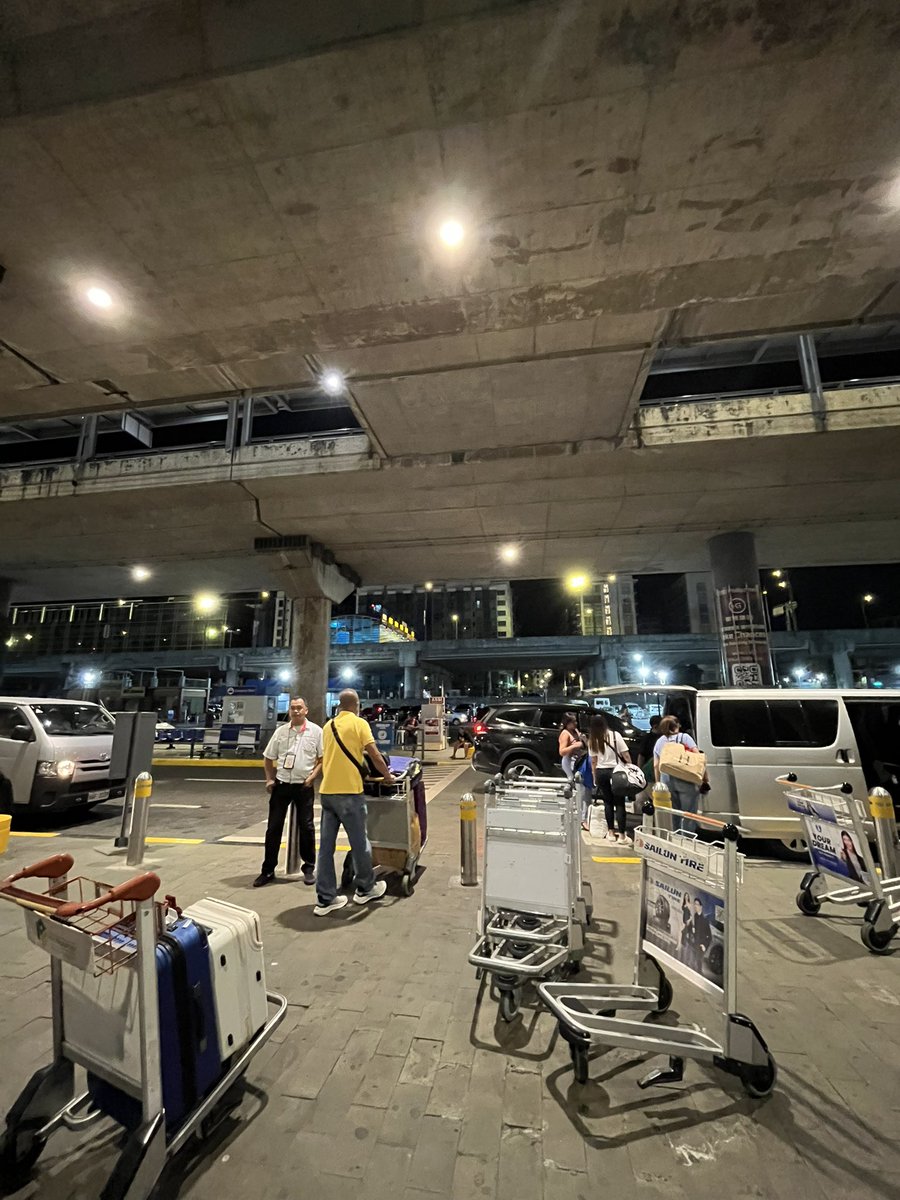 sincerelyblue__'s tweet image. missed urban sketching and was so immersed i didn’t realize then pen was bleeding 😭😭

this shirt is a gift 😭