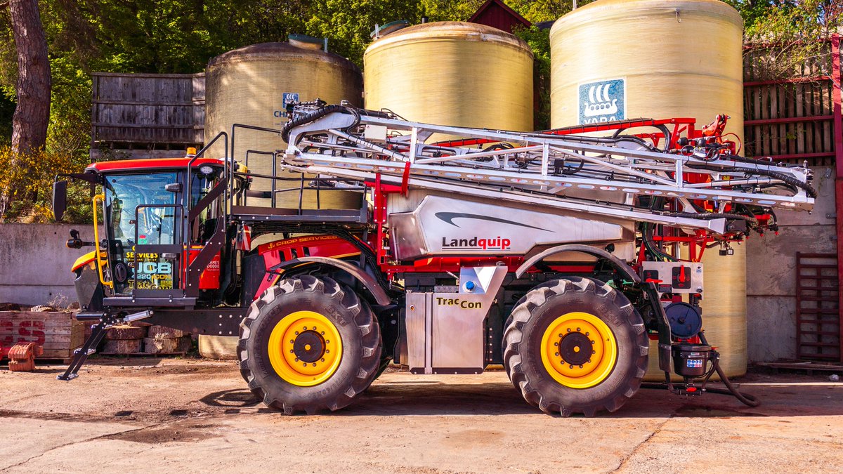 JCBagriculture's tweet photo. Designed to be different. A converted JCB Fastrac 4220 iCON equipped with a Landquip sprayer working for Crop Services Ltd in Scotland. https://t.co/VePXEYTY7u