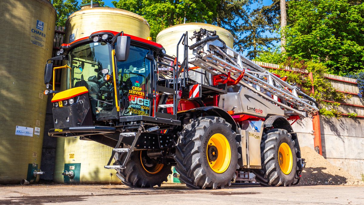 JCBagriculture's tweet photo. Designed to be different. A converted JCB Fastrac 4220 iCON equipped with a Landquip sprayer working for Crop Services Ltd in Scotland. https://t.co/VePXEYTY7u