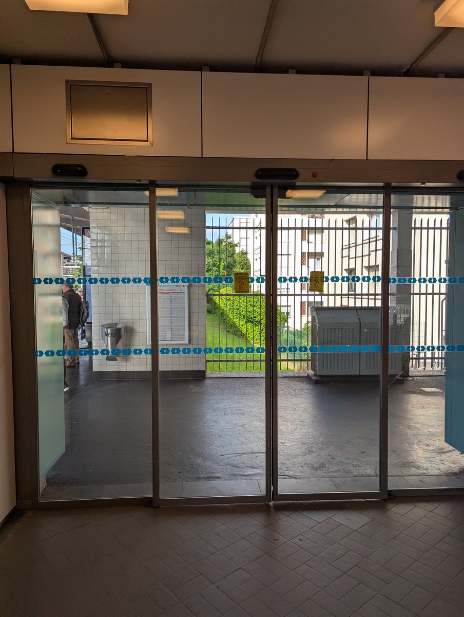 Bonjour <a href="/ClientsRATP/">Service Client RATP👌</a> ici depuis Nanterre ville gare du <a href="/RER_A/">RER A</a>  ces portes sont cassées depuis un mois, avec le flux d'usagers ça fait entonnoir, c'est penible. Pensez vous les réparer cette année où on attend le budget 2026? <a href="/Plusdetrains/">Plus de trains</a> <a href="/VilleNanterre/">Nanterre</a> #nanterre #ratp #RERA