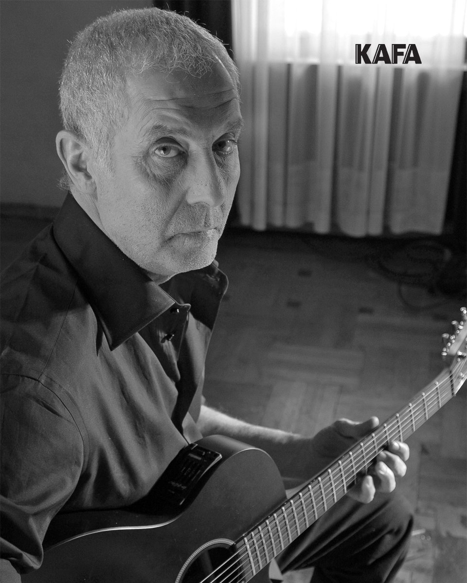 "İlhan Şeşen’i müzik sanatına kazandıran bir boşluk olmuştur. Sekiz yaşında babasının görevi gereği Samsun’a taşınır. Bir gün evlerindeki merdiven boşluğunda bir şarkı söyler. Boşlukta dönen sesini çok sever. Sesiyle ilk kez karşılaşır, tanışır, baş başa kalır; o merdiven